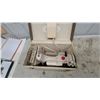 Image 8 : Singer Featherweight 221 Portable Electric Sewing Machine in Beige with Carrying Case