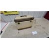 Image 9 : Singer Featherweight 221 Portable Electric Sewing Machine in Beige with Carrying Case