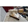 Image 7 : Singer Stylist Model 500 Sewing Machine, Mid-1960s, Cream Finish, Portable Wooden Case
