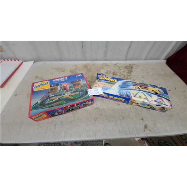 Majokit Motorama Race Track Set and Hot Wheels Wildwave Track Set with 360° Loop