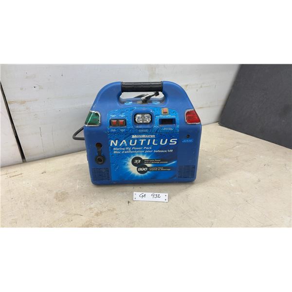 MotoMaster Nautilus Marine/RV Power Pack, 33 Ah Deep-Cycle, 800 Cranking Amps, with Compass