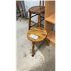 Image 4 : Two Wooden Stools & a Two-Shelf Bookcase