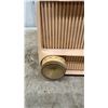 Image 3 : Motorola AM Tube Radio, Peach Plastic Case, Vertical Slat Grille