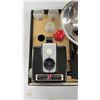 Image 4 : Mid-Century Kodak Brownie Hawkeye Bakelite Camera with Original Box and Accessories