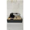 Image 5 : Mid-Century Kodak Brownie Hawkeye Bakelite Camera with Original Box and Accessories