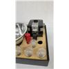 Image 8 : Mid-Century Kodak Brownie Hawkeye Bakelite Camera with Original Box and Accessories