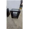 Image 3 : 2× Dark Wood End Table with Glass Top and Open Shelf Design 24 x 20 x 16"