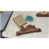 Image 12 : Vintage Jefferson Golden Hour Mystery Clock, Owl Figurines, Thermometer, Wall Plaques and More