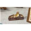 Image 13 : Vintage Jefferson Golden Hour Mystery Clock, Owl Figurines, Thermometer, Wall Plaques and More