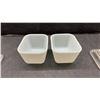 Image 2 : Pair of Vintage Pyrex Amish Butterprint Refrigerator Dishes With Lids, 1957-1968