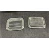 Image 5 : Pair of Vintage Pyrex Amish Butterprint Refrigerator Dishes With Lids, 1957-1968