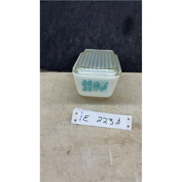 Vintage Pyrex Amish Butterprint Refrigerator Dish with Ribbed Lid