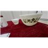 Image 2 : Hazel Atlas Cattail Shakers, Pyrex Spring Blossom Green Mixing Bowl, and More