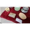 Image 4 : Vintage Vanity Collection: Floral Trinket Boxes, Frosted Glass Powder Jars and More