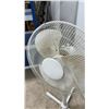 Image 3 : White Pedestal Fan & White 2-Step Stool