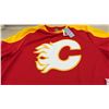 Image 4 : NHL Calgary Flames Hockey Jersey, Size XL/TG, 100% Polyester, New with Tags