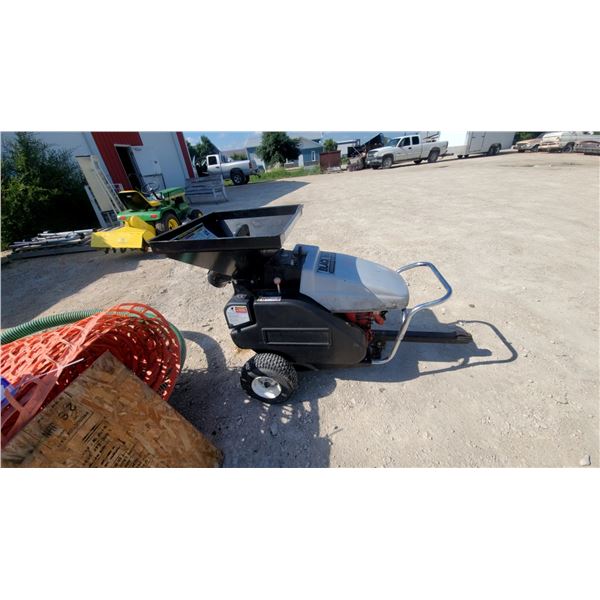 Black Max 10 HP Ground Keeper Wood Chipper/Shredder with Briggs & Stratton OHV Engine Running