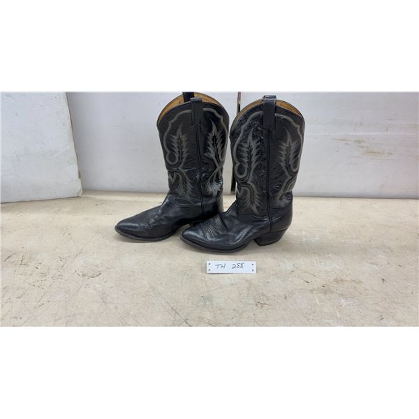 Pair of Black Leather Western Cowboy Boots with Silver Stitching, Sz 8.5
