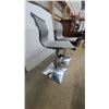 Image 5 : Pair of Modern Adjustable Height Swivel Bar Stools with Grey Mesh Seats and Chrome Bases