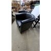 Image 2 : Pair of Black Leather Barrel-Style Armchairs with Removable Seat Cushions