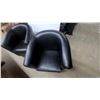 Image 3 : Pair of Black Leather Barrel-Style Armchairs with Removable Seat Cushions