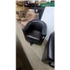 Image 5 : Pair of Black Leather Barrel-Style Armchairs with Removable Seat Cushions