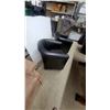 Image 6 : Pair of Black Leather Barrel-Style Armchairs with Removable Seat Cushions