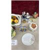 Image 3 : Porcelain Floral Baskets, Figurines, Ceramic Parrot, Fruit Basket, Trinket Box and More - 3 Broken