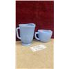 Image 8 : Jeannette Glass Delphite Blue Sunflower Bottom 2-Cup Measuring Cup and Creamer, 1930s
