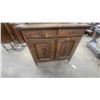 Image 6 : Antique Victorian Quarter-Sawn Oak Sideboard with Carved Pediment, Mirror, and Turned Columns