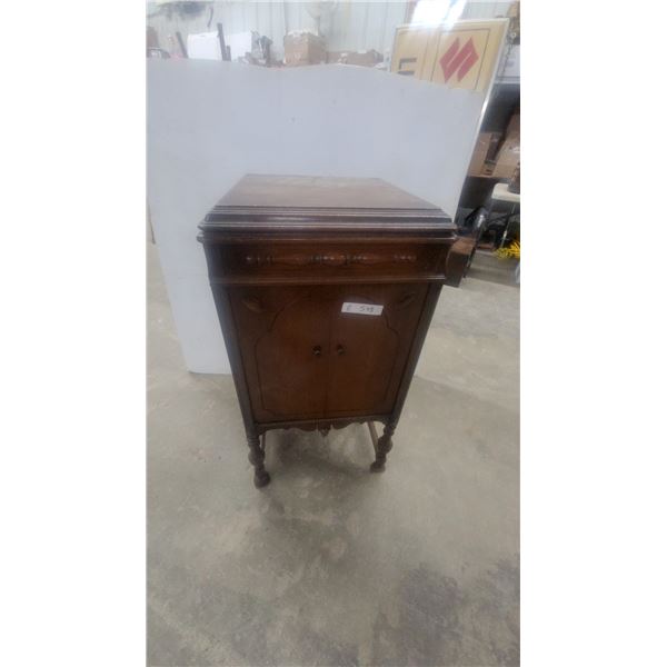 Antique Victor Talking Machine Company Upright Cabinet Victrola Phonograph with Internal Horn