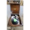 Image 3 : Antique Victor Talking Machine Company Upright Cabinet Victrola Phonograph with Internal Horn