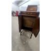 Image 6 : Antique Victor Talking Machine Company Upright Cabinet Victrola Phonograph with Internal Horn