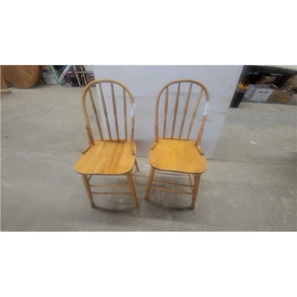 Pair of Wooden Bow-Back Windsor Dining Chairs with Spindle Back and Turned Legs