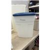 Image 2 : Rubbermaid Roughneck Canister Model 2875, 8-Gallon, Plastic Storage Containers, Tupperware Style
