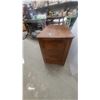 Image 2 : Vintage Single-Pedestal Wooden Desk with Five Drawers and Kneehole 27 x 35 x 20"