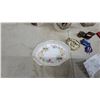Image 5 : Royal Commemorative Lot: Queen Elizabeth II Tin, Mugs, Trinket Boxes, Loupe, Buttons and More