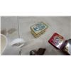 Image 6 : Royal Commemorative Lot: Queen Elizabeth II Tin, Mugs, Trinket Boxes, Loupe, Buttons and More