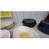 Image 3 : Vintage Enamelware Mixing Bowls and Oval Roasters with Lids