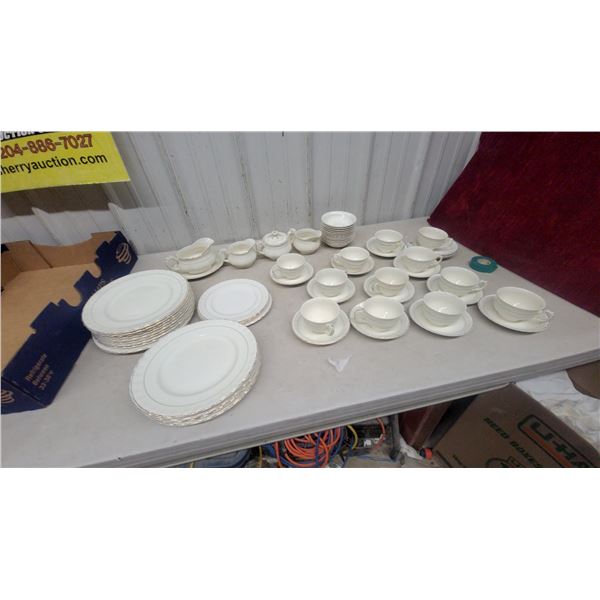 Grindley "Cream Petal" Dinnerware Set with Green and Gold Trim, Plates, Cups