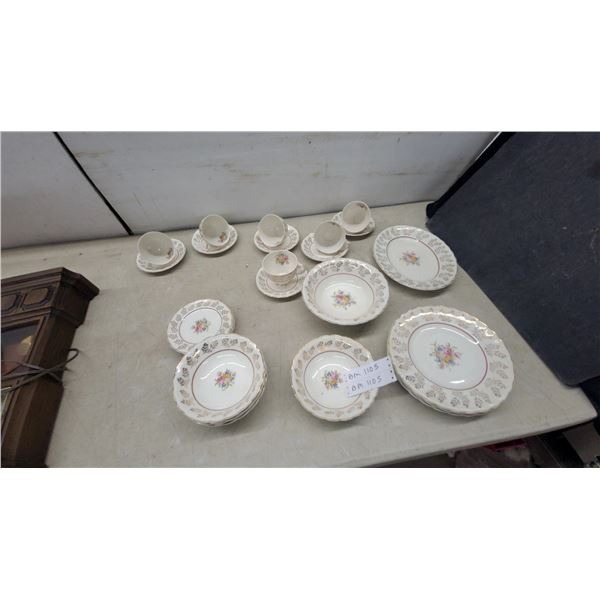 Vintage Wood.S Floral Bouquet Porcelain Dinnerware Set With Gold Scrollwork and Scalloped Edges 36x