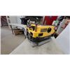 Image 6 : DeWalt DW735 13" Two-Speed Thickness Planer with Three-Knife Cutter Head