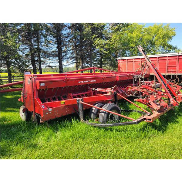 I.H 20 ft ( 2-10's) 6200 press drills c/w grass & back on transport, working order, Shedded,  SN 039