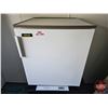 Image 1 : Celebrity Mini Fridge (works) (Measures : 23"H x 20"W x 21"D)