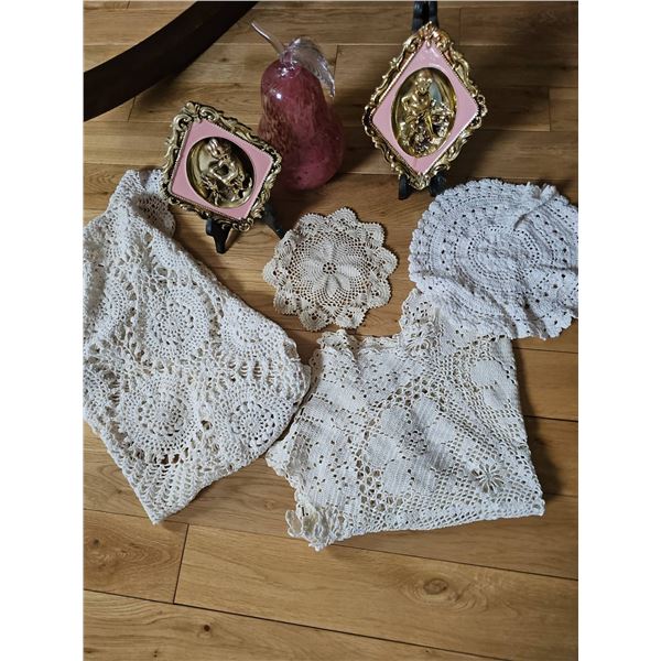 Lot: Crochet Doilies, Framed Plaques, &