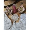 Image 2 : Lot: Crochet Doilies, Framed Plaques, &