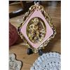 Image 4 : Lot: Crochet Doilies, Framed Plaques, &