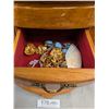 Image 5 : An Old Jewelry Box Filled with Good Quality Useable Jewelry