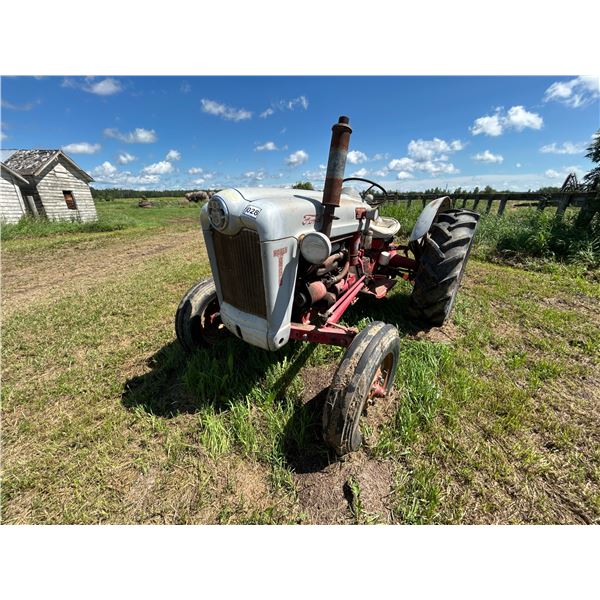 FORD 800 Gas tractor, not running, fair rubber & metal, SN not visible