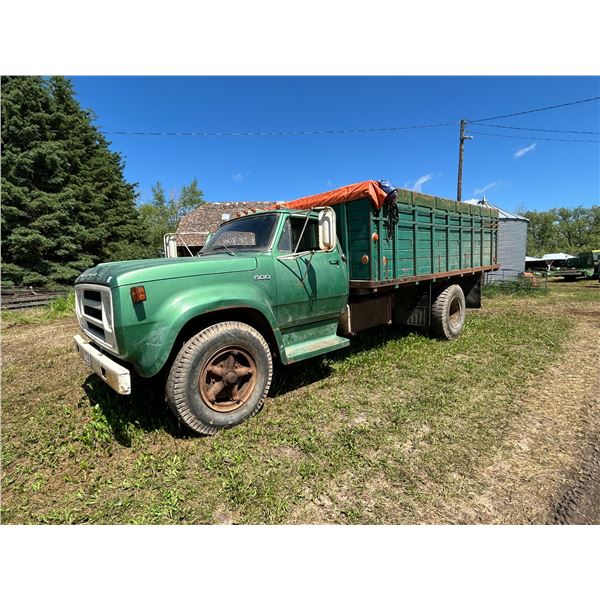 1975 Dodge D600 grain truck, 16 ft. box & hoist, V8- 5 & 2spd, 10.00x20 rear rubber, showing 37,839 